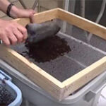 Criba el compost para obtener fertilizantes orgánicos de mayor calidad de lombrices.